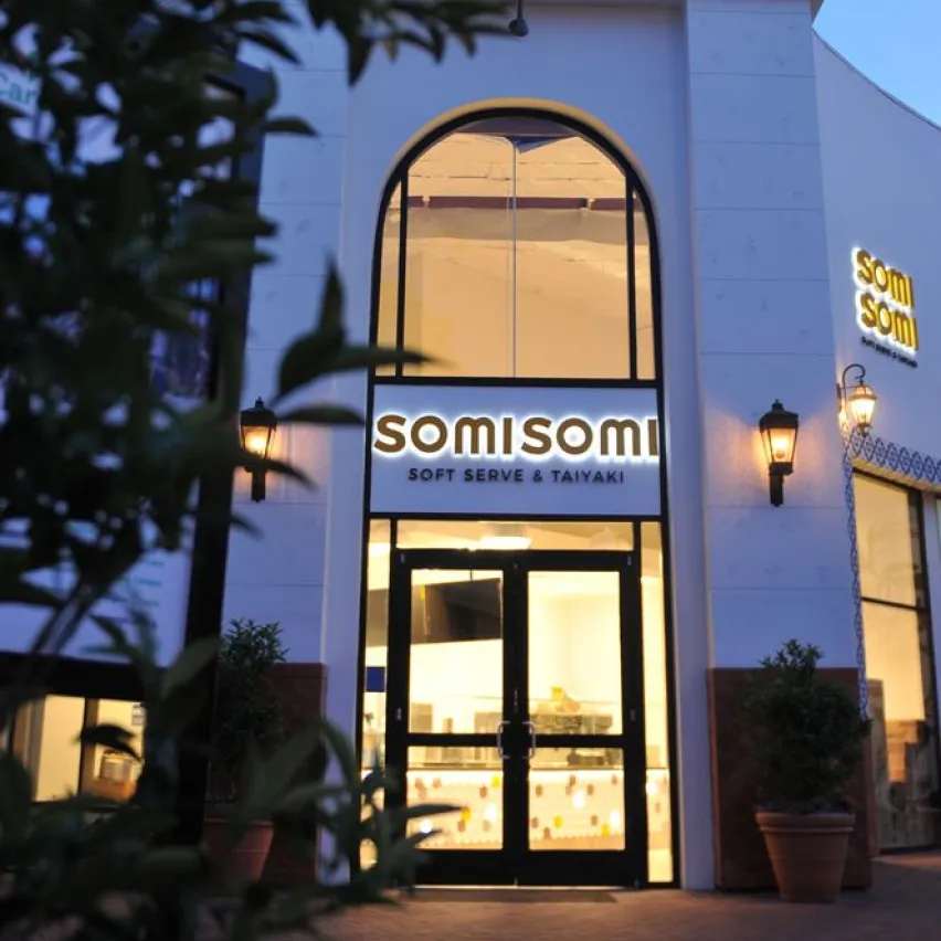 Storefront of Somisomi, aa Korean-inspired soft serve ice cream shop in Hungtonton Beach, CA. 